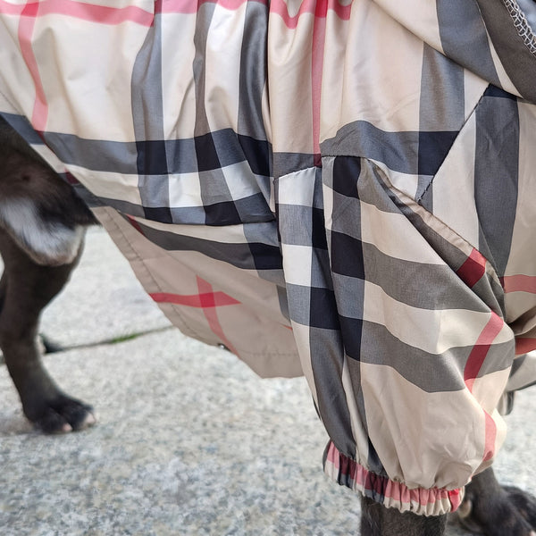 Luxuriöser karierter Regenmantel – Beige – für Hunde von 3 bis 15 kg