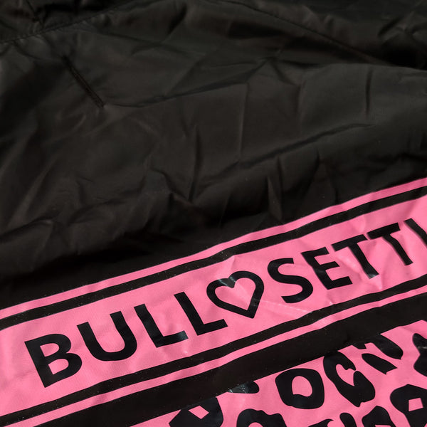 Bullosetti gefleckter Regenmantel – mit Ärmeln und Kapuze – Schwarz und Rosa